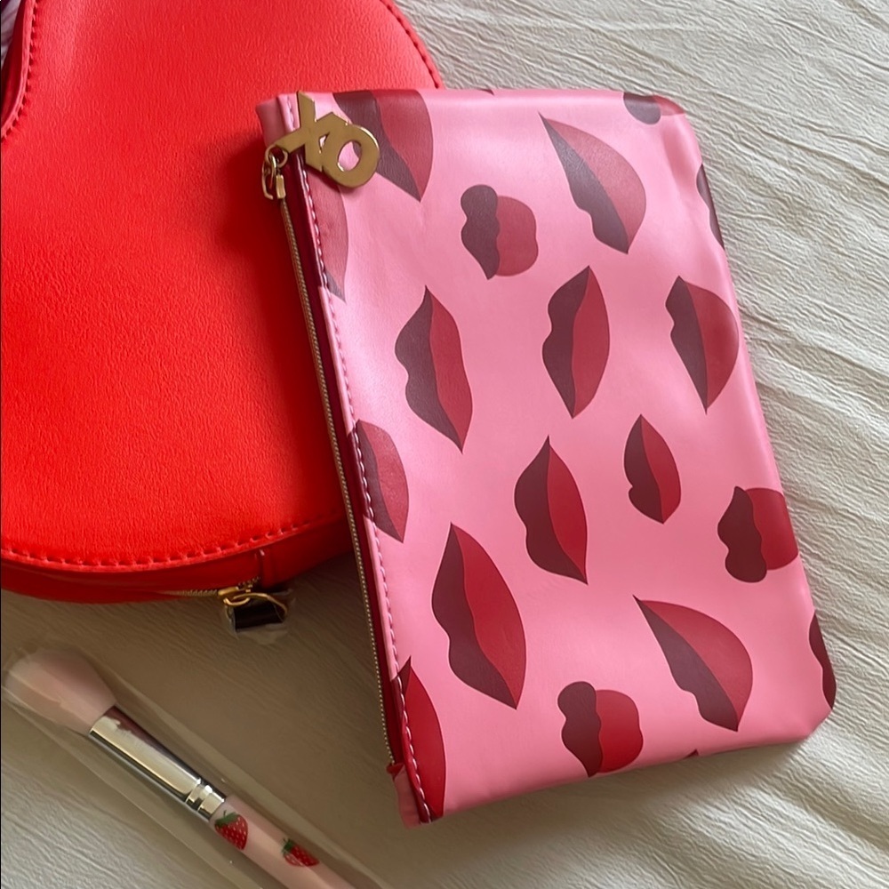 IPSY Heart-Shaped Red Women's cosmetic Bag-brush bundle - Picture 3 of 6